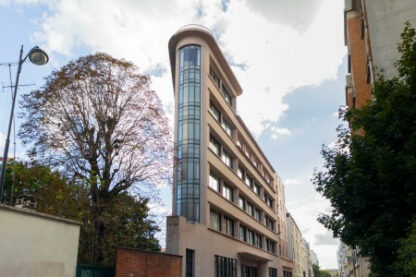 L'immeuble RIVP de la rue Boissonade accueille logements sociaux et commerce.