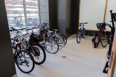 Le local vélos utile pour les locataires. 